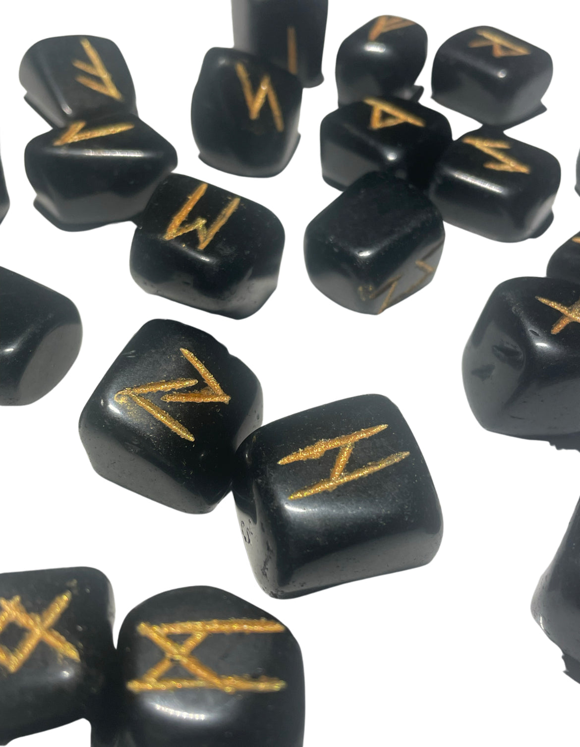 Runes en tourmaline noire