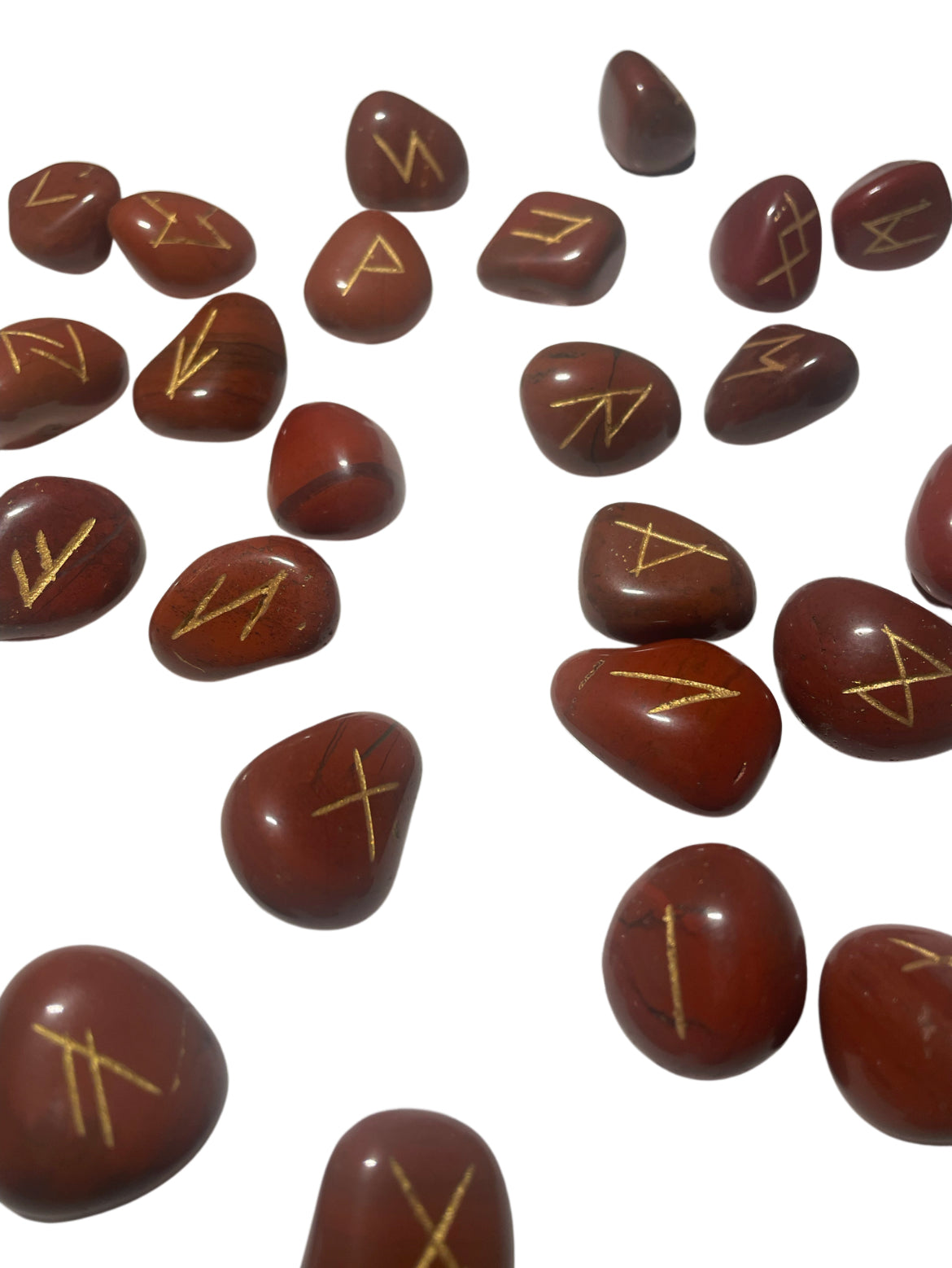 Runes en jaspe rouge